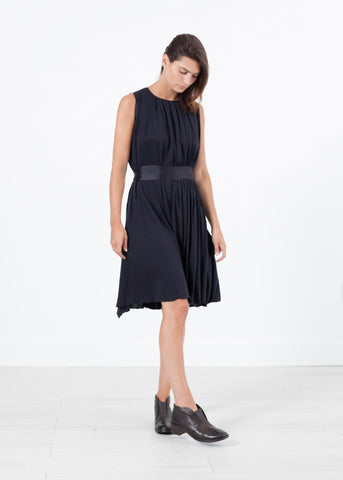 Image of Sleeveless Pleated Dress in Navy
